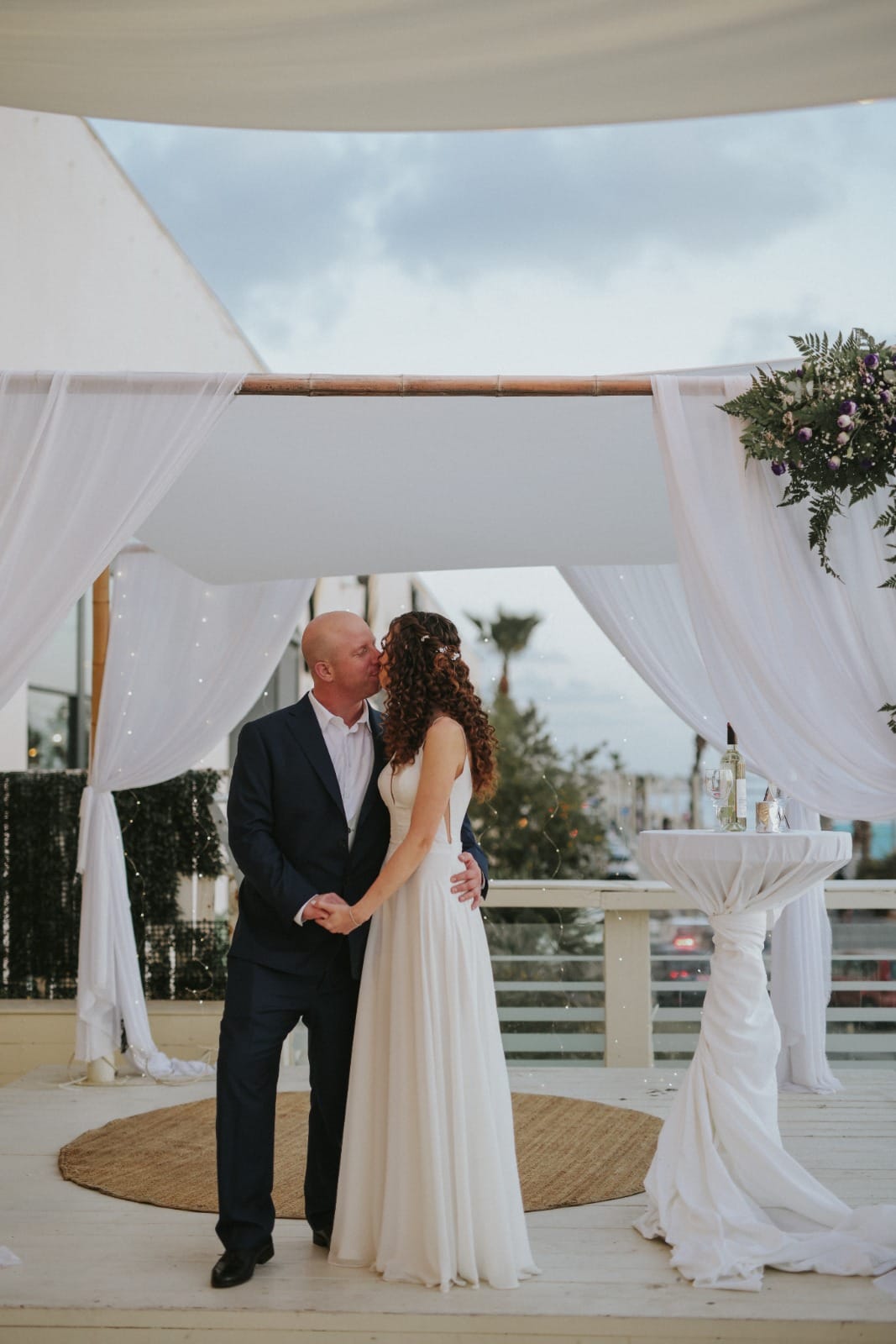 חופת שמחות על הים