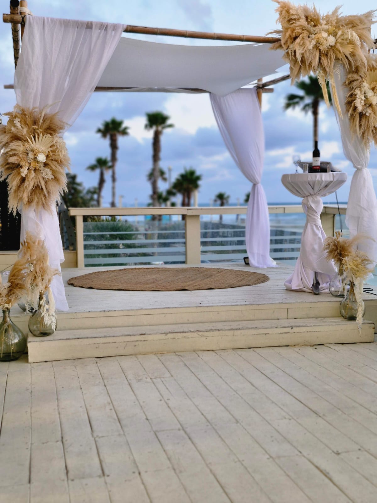 חופת שמחות על הים