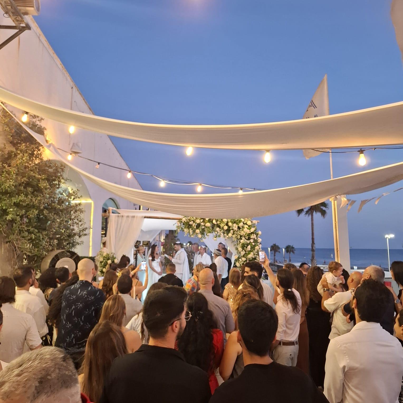 חופת שמחות על הים